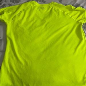 Playera deportiva verde neón